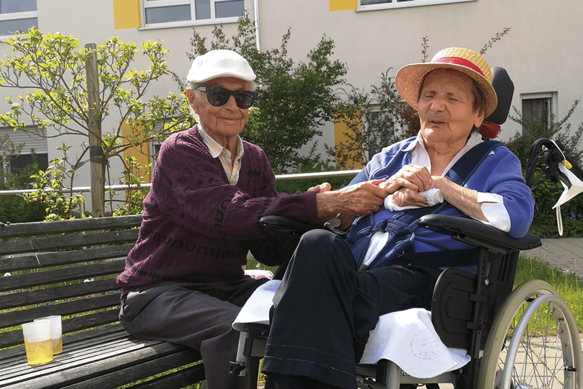 Muttertagskonzert im Garten mit Bewohner