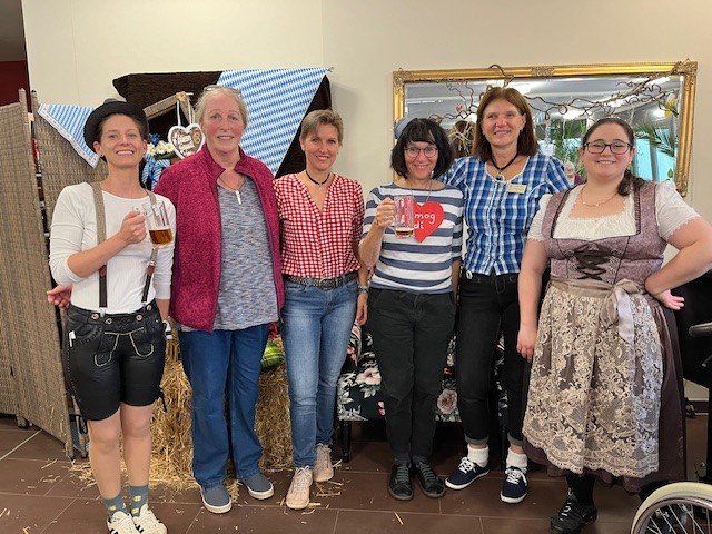 Team des Seniorenzentrums Eckental in Trachten bei einem Fest.