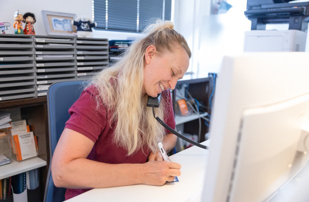 Praxismanagerin Katrin Müller am Empfang im MVZ Martha-Maria Praxis Urologie