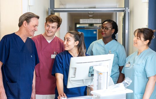 Das Team der Allgemein- und Viszeralchirurgie am Krankenhaus Martha-Maria St. Theresien bei der Visite.
