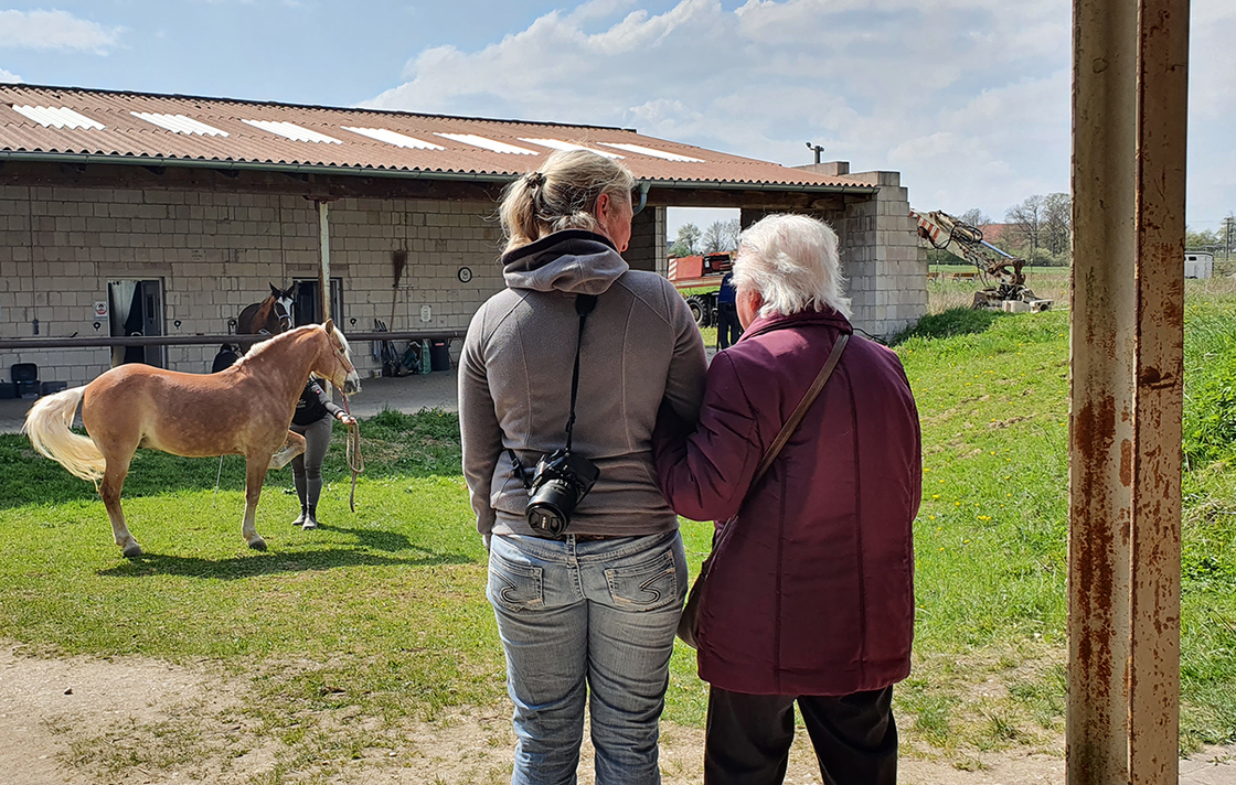 Seniorin und Begleiterin beobachten Pferde, Seniorenzentrum Eckental Forth.