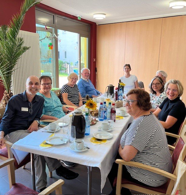 Bewohner und Mitarbeiter beim Kaffeetrinken im Seniorenzentrum Eckental.