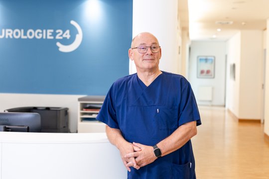 PD Dr. med. Joachim Dörsam, Chefarzt und ärztlicher Gesamtleiter der Urologie 24 gGmbH, am Empfang im MVZ Urologie24