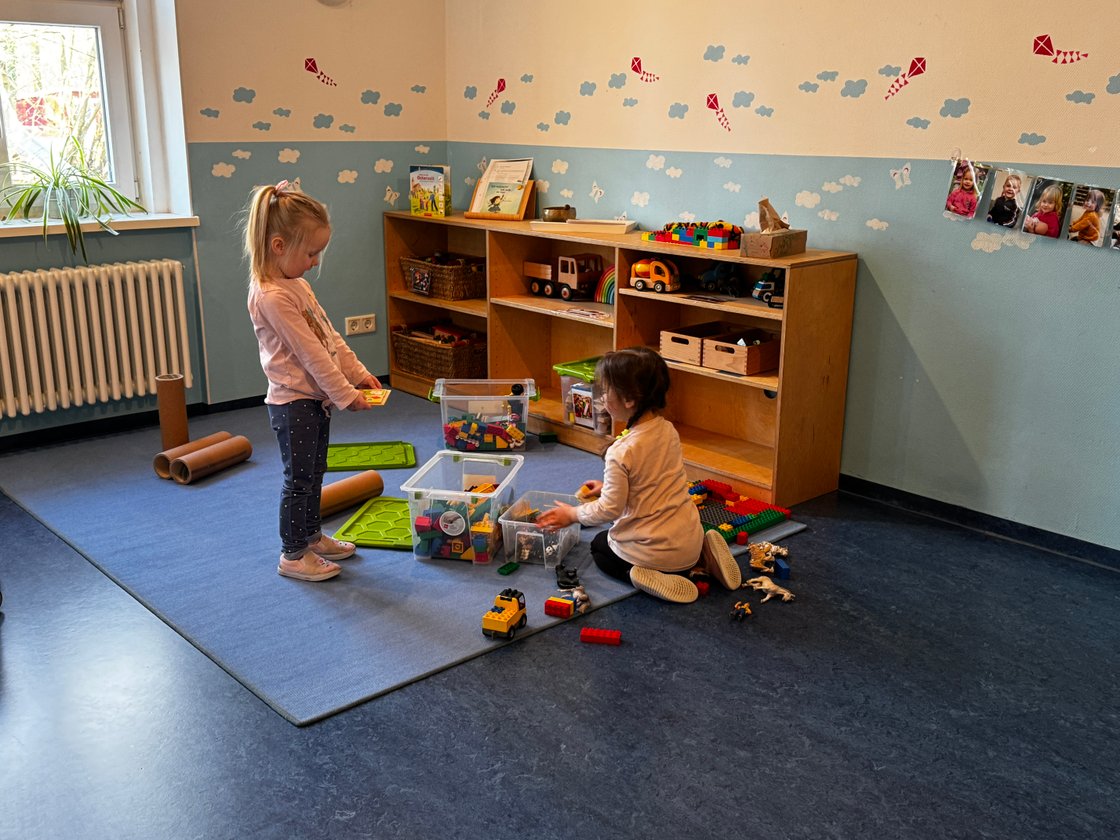 Kinder spielen
