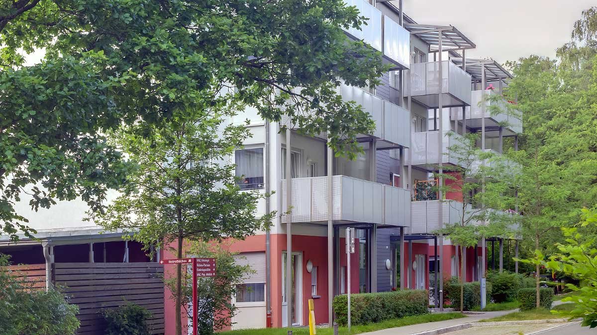 Außenansicht der Seniorenwohnanlage Nürnberg mit Balkonen und grüner Umgebung.