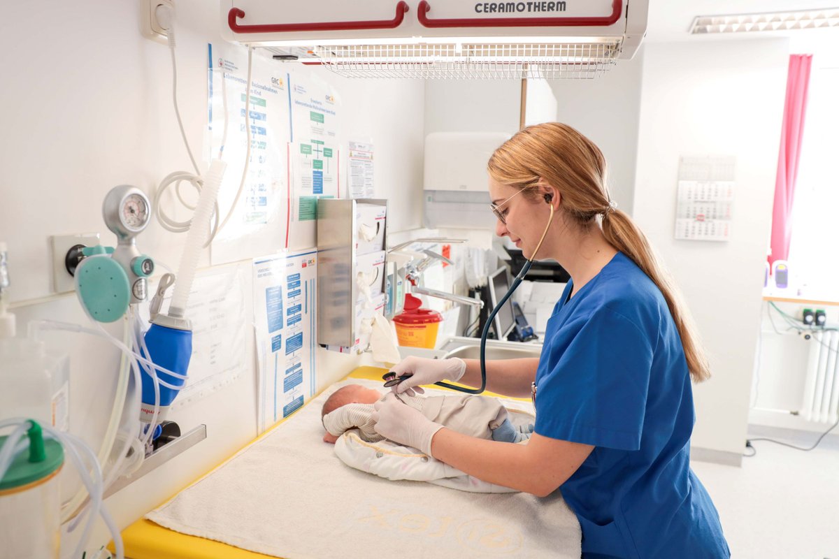 Eine Ärztin bei der Vorsorge-Untersuchung U2 in der Frauenklinik im Krankenhaus Martha-Maria St. Theresien in Nürnberg