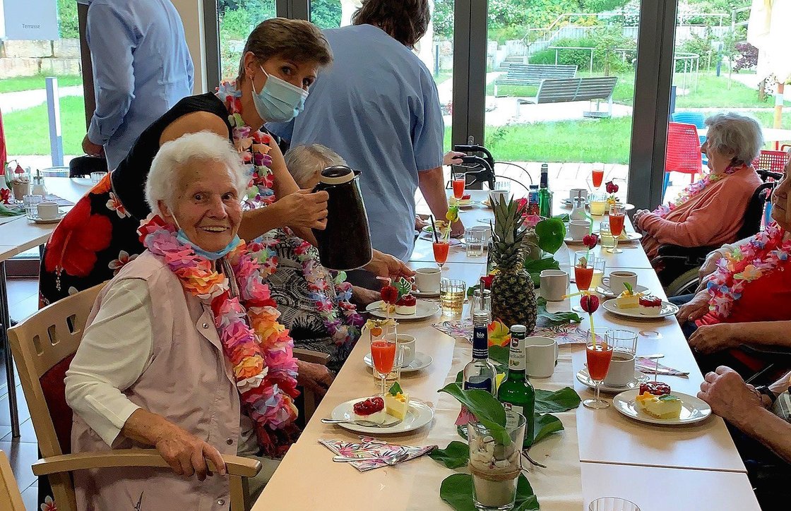 Kaffee und Kuchen Hawaii Sommerfest