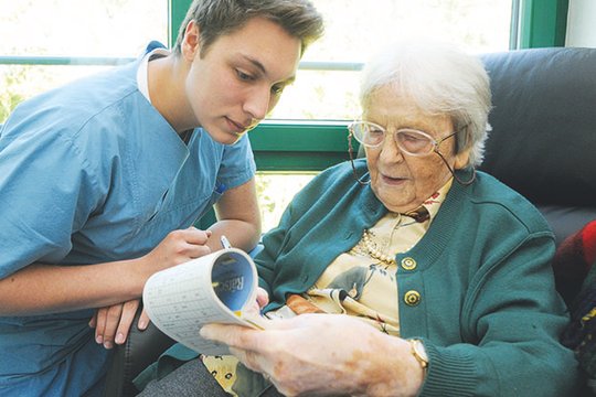 Eine Zuwendungssituation mit einer dementen Person.