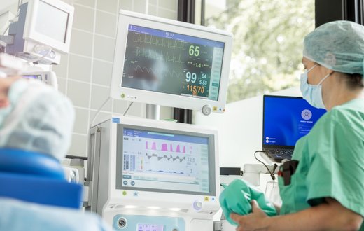 Medizinisches Personal überwacht Anästhesiegeräte im Krankenhaus Martha-Maria München.