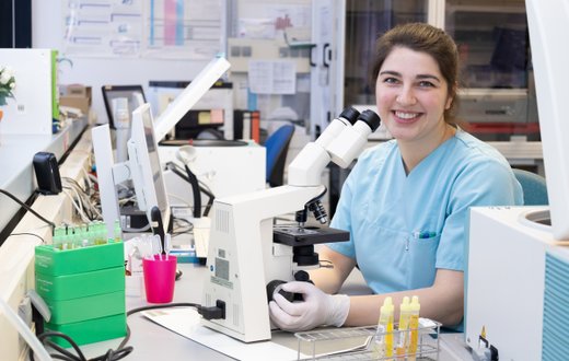 Eine Auszubildende zum Medizinischen Technologen für Laboratoriumsanalytik (MTA/MTLA)