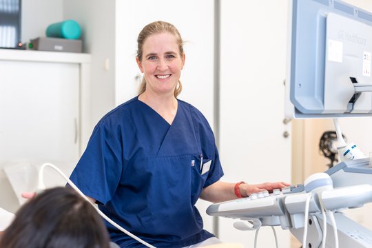 Dr. Ramona Herrmann bei einer Untersuchung im MVZ St. Theresien Gynäkologie und Geburtshilfe