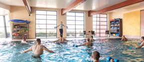 Wassergymnastik als Teil der Entspannungstherapie in der Klinik Hohenfreudenstadt, einer Rehaklinik im Schwarzwald
