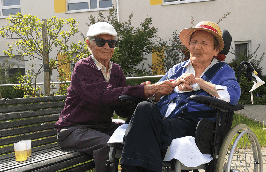 Muttertagskonzert im Garten mit Bewohner