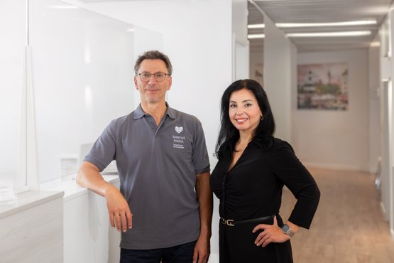 Praxisleiter Dr. Hans Huttner und Praxismanagerin Berna Berber im MVZ Martha-Maria Lungenzentrum