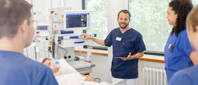 Dr. Florian Bingold, Chefarzt der Anästhesie am Krankenhaus Martha-Maria München, bildet angehende Assistenzärzte und Pflegekräfte auf der Intensivstation aus.