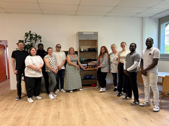 Der neue Second-Hand-Kleiderschrank in der Berufsfachschule für Pflege in Nürnberg.