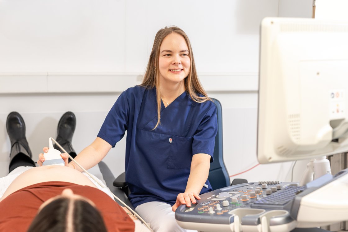 Eine Ärztin der Frauenklinik macht einen Ultraschall im Kreißsaal im babyfreundlichen Krankenhaus Martha-Maria St. Theresien
