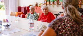 Zwei Bewohnerinnen aus dem Seniorenzentrum Martha-Maria Wüstenrot hören dem Heimbeirat zu