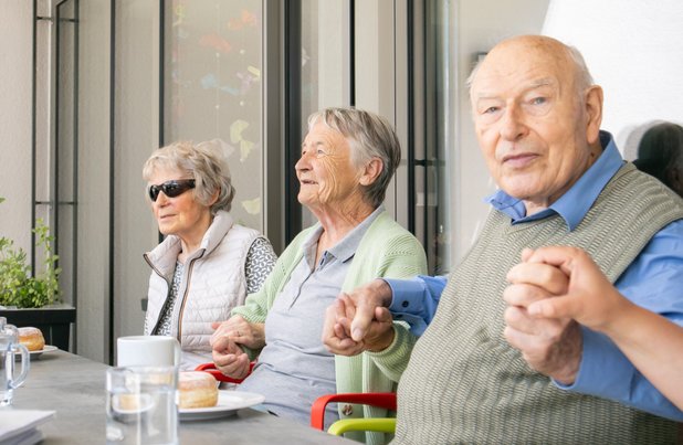 Gemeinsames Singen und Muszieren im Garten im Seniorenzentrum Martha-Maria Nagold-Hochdorf