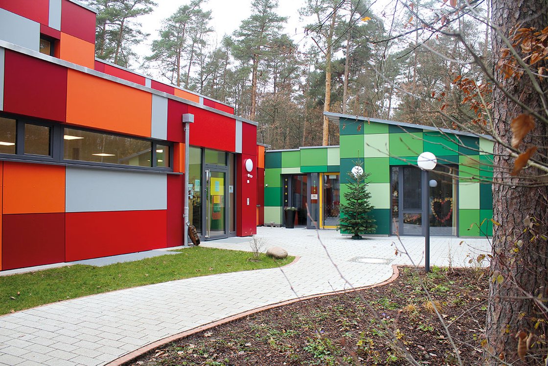 Bunte Fassade der Martha-Maria Kindertagesstätte Nürnberg im Grünen.