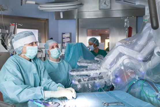 Chirurgen im OP-Saal des Krankenhauses mit roboterassistierter Technik.