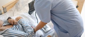 Pflegekraft misst Blutdruck eines Bewohners im Seniorenzentrum Eckental.