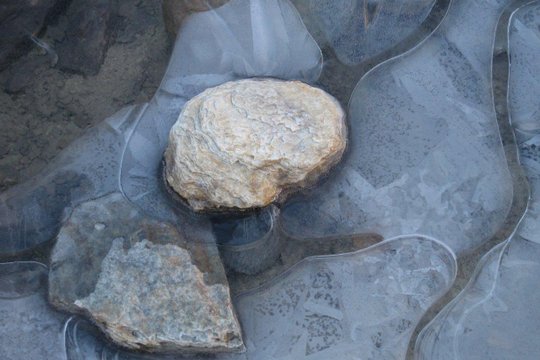 Mehrere unterschiedlich große Steine liegen aufeinander.