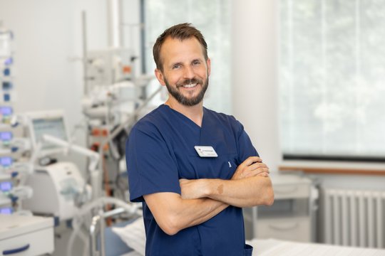 Arzt in blauer Uniform im Anästhesiebereich des Krankenhauses Martha-Maria München.