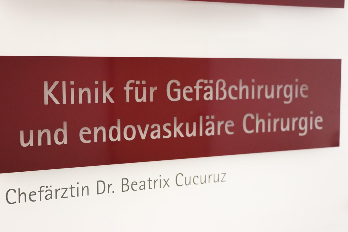Das Schild am Eingang der Klinik für Gefäßchirurgie und endovaskuläre Chirurgie am Krankenhaus Martha-Maria St. Theresien