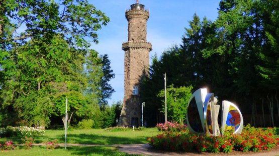 Friedrichsturm mit Durftrosenpark