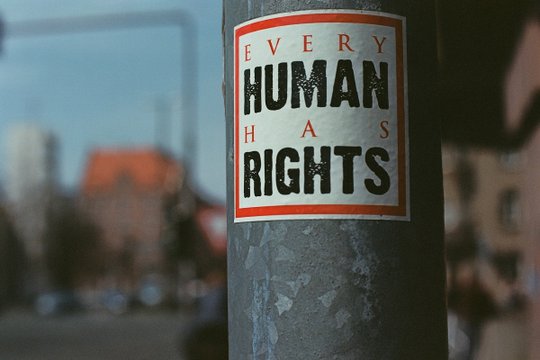 Aufkleber mit der Aufschrift 'Every Human Has Rights' an einer Laterne.