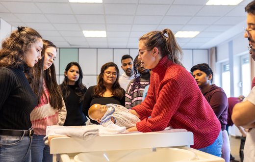 Ein Teil der generalistischen Pflegeausbildung am Krankenhaus Martha-Maria St. Theresien Nürnberg Standort St. Theresien