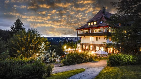 Hotel Teuchelwald von außen beleuchtet