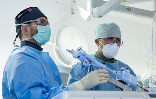 Dr. Majdi Amami im Herzkatheterlabor bei einer Mitralklappen-OP