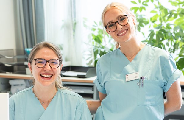 Zwei Mitarbeiterinnen in der Zentralen Patientenaufnahme (ZPA) am Krankenhaus Martha-Maria St. Theresien
