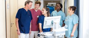 Ärzteteam der Allgemein- und Viszeralchirurgie bei der Visite im Krankenhaus.