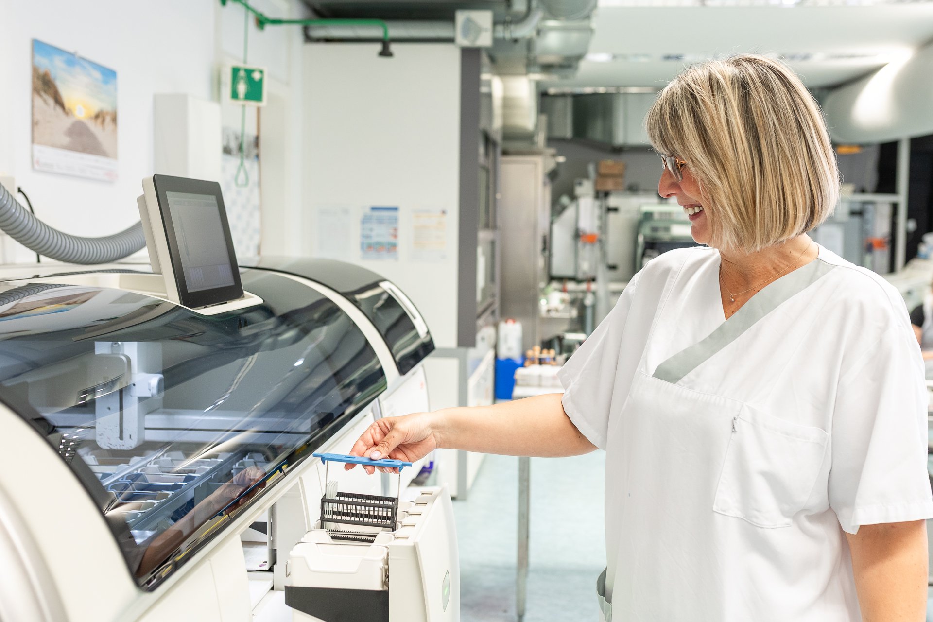 Eine MTLA bei der pathologischen Diagnostik im MVZ Pathologie am Krankenhaus Martha-Maria St. Theresien