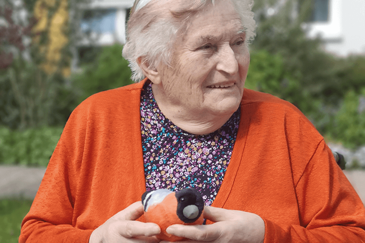 Bewohner im Garten mit Plüschvögel