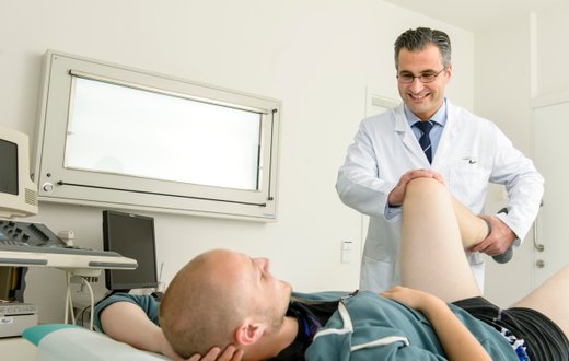 PD Dr. Andreas Mauerer bei der Behandlung in der Klinik für Orthopädie und Unfallchirurgie am Krankenhaus Martha-Maria St. Theresien