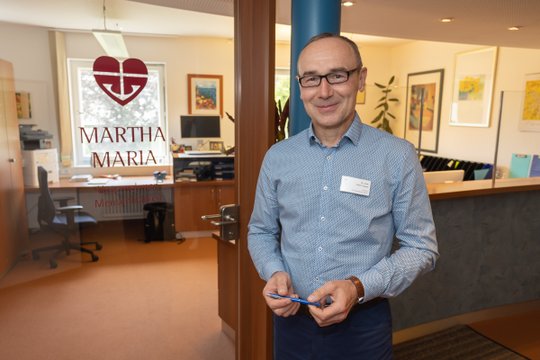 Mann im Büro der Klinik für Psychosomatische Medizin in Nürnberg.