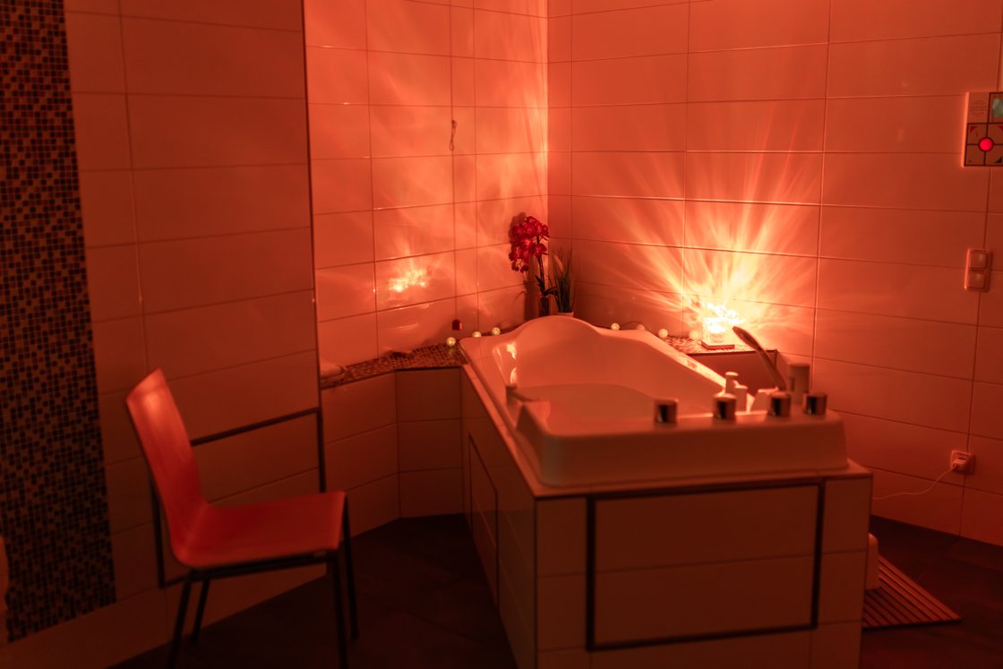 Die Badewanne im Kreißsaal am babyfreundlichen Krankenhaus Martha-Maria St. Theresien