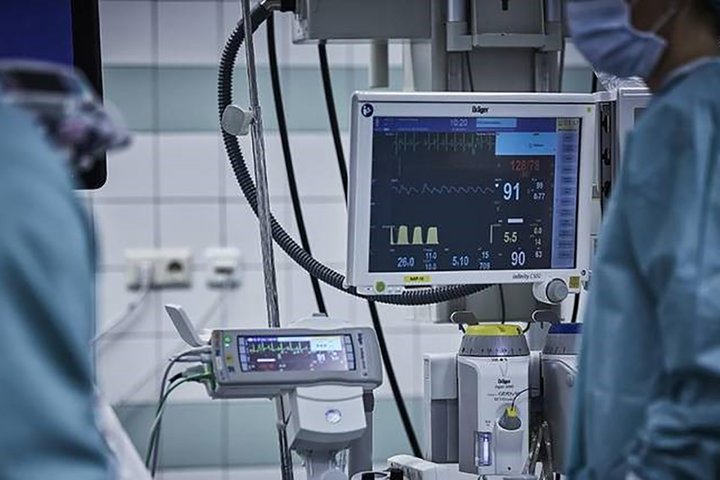 Medizinische Monitore im Operationssaal überwachen Vitalfunktionen während einer Operation.