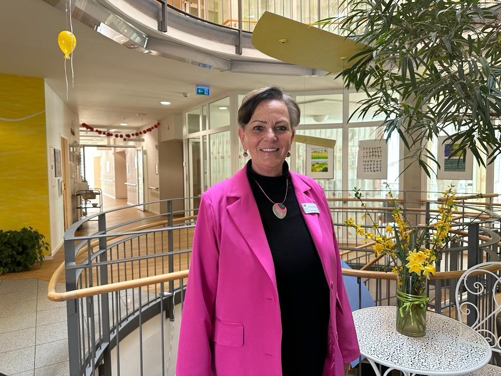 Einrichtungsleiterin Christiane Krämer im Eingangsbereich vom Seniorenzentrum Martha-Maria Stuttgart