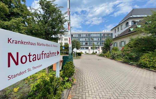 Der Eingang der Notaufnahme am Krankenhaus Martha-Maria St. Theresien Standort St. Theresien