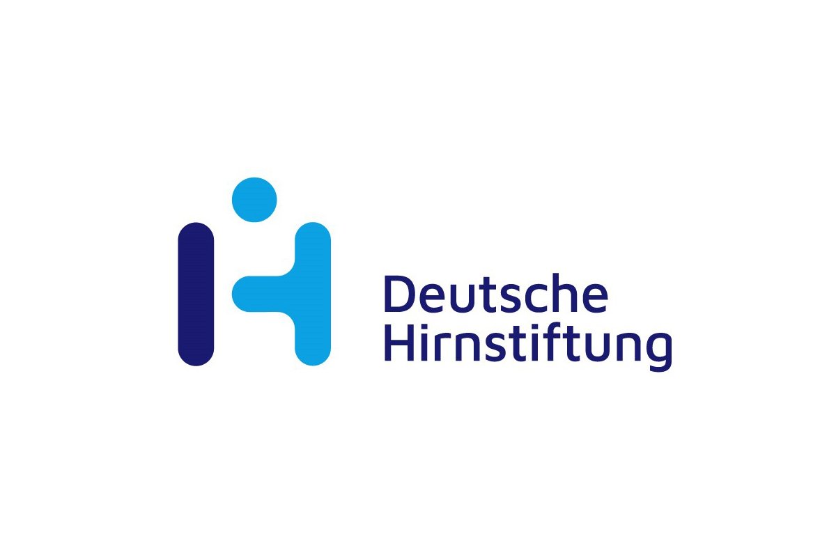 Patientin mit EEG-Haube, Arzt analysiert Gehirnscans im Hintergrund.