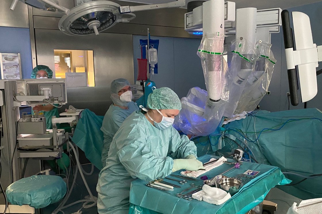 Chirurgisches Team bei roboterassistierter Operation im Operationssaal.