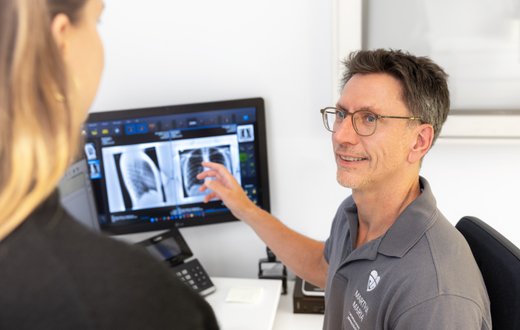 Dr. Hans Huttner im Patientengespräch im MVZ Martha-Maria Lungenzentrum