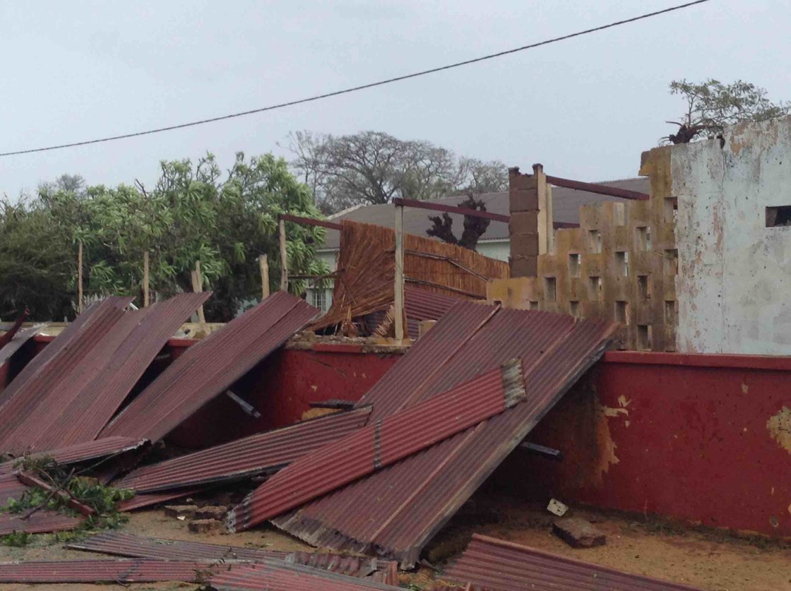 Zerstörtes Dach und beschädigte Wände nach einem Sturm in Mosambik.