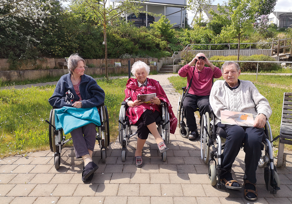 Bewohner im Garten mit Plüschvögel