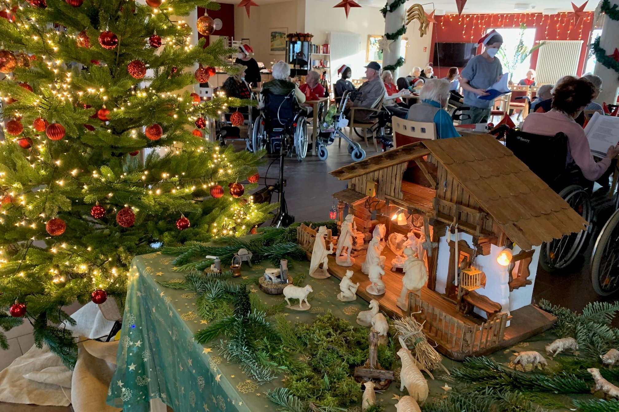 Weihnachtsbaum und Krippe im festlichen Gemeinschaftsraum des Seniorenzentrums Eckental.